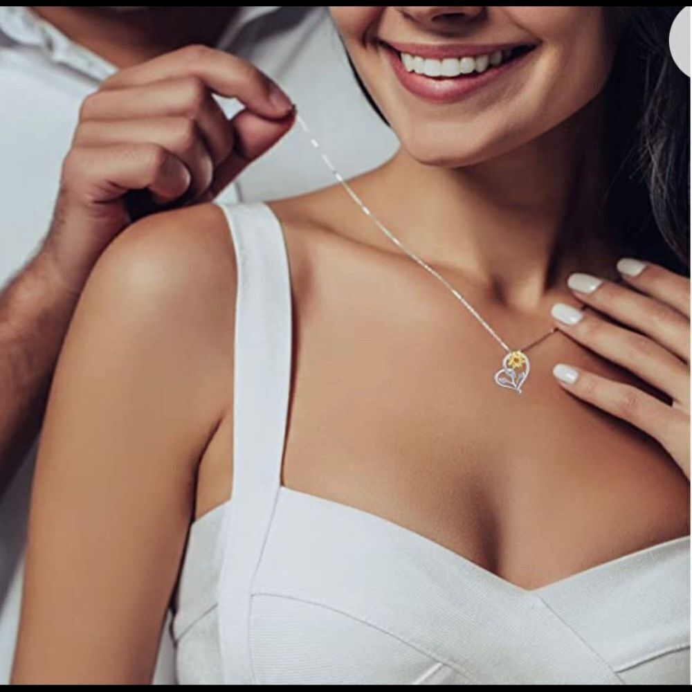 NIB 🌻❤️ Necklace - Picture 4 of 6